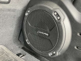 キーフォグボタンを押すだけでゲートが開き、カーゴスペースに荷物を収納できるパワーリフトゲート。広々とした荷室空間。