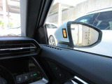 斜め後方から接近する車両を感知しドライバーに注意喚起するサイドアシスト装備。