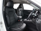 【清潔感のある運転席&助手席】隅々までクリーニングの行き届いた運転席&助手席。目立ったシミや汚れ等もございません。快適なドライブをどうぞ。
