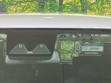 【スマートアシスト】走行中に前方の車両等を認識し、衝突しそうな時は警報とブレーキで衝突回避と被害軽減をアシスト。より安全にドライブをお楽しみいただけます。