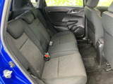 後席は座面と背もたれにゆとりを感じるレイアウトで、左右にヘッドレストを備えています。足元にも空間があり、同乗者が落ち着いて過ごせるほか、ドア側から乗り降りしやすい配置です。
