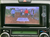 テレビ番組を画面で視聴でき、停車中の待ち時間にも活用いただけます。画面表示は見やすく、オーディオ画面下部には複数のソース選択肢も並び、用途に応じて切り替えられます。