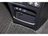 USB充電器や様々な電気製品の電源供給ポートとしてアクセサリーソケットを装備。通信/給電用USBと、給電用USBポートも装備しています。充電中のスマホなどの置き場に便利なロアポケットも備えています。