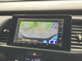後方の映像にガイドラインが表示され、駐車スペースへバックする際の目安として活用できます。車両後方を画面で確認しながら操作できるため、狭い場所での駐車や切り返しをサポートします。