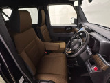 広い足元に肘掛けもついたゆったり座れるシートです。運転席と助手席の間が空いているため、助手席側への移動がスムーズです。交通量の多い道でも、助手席側から乗り降りができます。