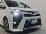 高輝度で点灯速度が速く、しかも消費電力の少ないLEDヘッドライトが装備されています!LEDの明るい光が走行中の視界の確保をサポートして、夜のドライブがより楽しく安全に運転できます♪