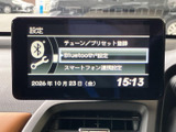 設定画面にはBluetoothやスマートフォン連携の項目が並び、必要な選択肢を見つけやすい表示です。画面上で項目を確認しながら設定を進められ、日常の利用にも便利です。