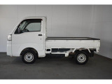 スバルの4WD(AWD)は直進安定性に優れ、日常走行から高速走行まで、さまざまなシーンで安心感に満ちた走りが愉しめます。それは悪路や泥道など左右のタイヤの路面状況が異なるシーンでも変わりません。