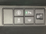 ハンドルの右側にはヘットライトリベライザーとHondaセンシング用のメインスイッチがついています。ヘッドライトリベライザーは道路状況や積荷の加重に応じてライトの高さを調節できます。