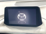 【8インチマツダコネクト】車内の雰囲気にマッチした大型のディスプレイ。スマホ接続でのナビ使用やBluetooth再生等、様々な機能が楽しめます。直感的なダイヤル操作が可能で、使い勝手も良好です。