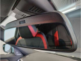 ☆BMWのルームミラーには自動防眩機能が備わっております。後続車のヘッドライトの明るさで幻惑されるのを防止☆