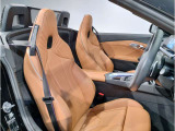 【コックピットシート】BMW車の主役席。車体中央にくる様に配置し車両重心とが一致する事でドライバーと車との一体感あるドライビングを実現。人間工学に基づき形成した形状が長時間のドライブ疲労も軽減します!