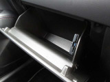 奥行きのあるグローブボックスを装備。車検証や取扱説明書に加え、小物類もまとめて収納できる実用的な収納スペースです。