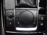 ブラインドタッチでナビや音量を操作できるコマンダーノブを設置。さらに停車状態を維持するオートブレーキホールド機能が毎日の運転疲れを軽減します。デザインと機能性が融合した操作部です。