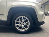 Jeep純正17インチアルミホイールになっております。