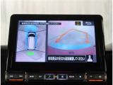 【パノラマモニター】に搭載した4つのカメラにより、車を真上から見ているような映像を表示。運転席から確認しにくい車両周囲の状況を把握できます。