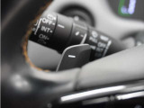 ◆減速セレクター装備◆ステアリングホイールの左右に取り付けられた2つのパドルスイッチで減速の強さを調整。 左側の「-」を操作すると減速を強く、右側の「+」を操作すると減速を弱くすることができます。