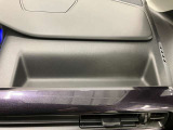 【運転席インパネアッパートレー】スマートフォンや財布など取りだしやすい位置に置くことができます。