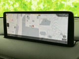 地図情報を横長の画面で確認でき、道路や周辺施設を把握しやすい表示です。運転席から見やすい位置に設置されており、目的地の確認など日常の移動に役立ちます。