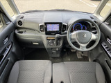 運転席から前方を見渡しやすく、計器類や画面も視線を向けやすい位置にまとまっています。前席には落ち着いた色合いのシートを採用し、同乗者にも過ごしやすい印象。室内全体を見渡せる安心感も魅力です。