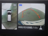 パノラミックビューモニター付きです。車両を上から見た様な映像を画面に表示。運転席からの目視だけでは見にくい、車両周辺の状況をリアルタイムでしっかり確認出来ます。