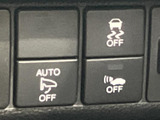 運転席まわりに複数のスイッチが並び、走行支援に関する機能や各種設定を確認しやすい構成です。アイコンと文字で表示されているため、機能を見分ける際にも便利。