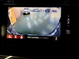 バックカメラの画像です。ガイドラインがスムースな車庫入れをサポートいたします。車庫入れの安心感がアップしますね。