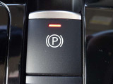 【電動パーキングブレーキスイッチ】オートホールドをONにすると、ブレーキを踏んで停車したときにペダルから足を離しても停車状態を維持!オートホールドをOFFにすることで手動解除のサイドブレーキに!