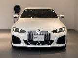 左右へと広がるキドニーグリルとシャープなヘッドライトが、BMWらしい存在感を主張。電動モデルならではの先進的な表情も魅力のひとつです。