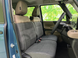 落ち着いた色合いのシートにゆとりを感じる座面を備え、運転席と助手席それぞれでくつろいで過ごせます。窓から外の様子を確認しやすく、毎日の移動も快適にお使いいただけます。