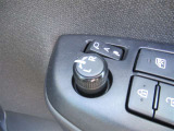 駐車時や狭い道でのすれ違い時に気を使うミラー。電動格納式ドアミラーはそんな時に便利です。