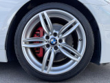 BMWならではの卓越した走りを支えるホイールと足回りです!日本車の走りに慣れている方にもぜひ体感して頂きたいほど、高いレベルでまとまっています!純正19インチアルミホイール。