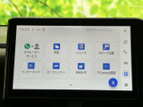 タッチ操作で各種メニューを選べる画面を備え、天気やニュースなどの項目も表示されています。目的の機能を画面から確認しやすく、日々の移動やお出かけ時に便利に活用できる装備です。