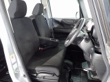フロントシートはベンチシートです、運転席と助手席の移動が簡単です。 また運転席シートの高さも調整できます。
