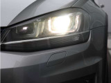 バイキセノンヘッドライト(オートハイトコントロール機能、LEDポジションランプ付)
