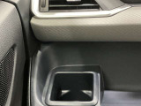 【助手席ドリンクホルダー】使いやすさに配慮したドリンクホルダー