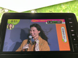 テレビ番組を画面に表示でき、停車中の待ち時間にも映像を楽しめます。画面からテレビを選ぶだけで、車内で過ごすひとときの気分転換にも便利な装備です。