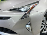 【LEDヘッドライト】悪天候や夜間走行時も良好な視界を確保し安心して運転できる高輝度LEDヘッドライトを装備!点灯速度が早く、消費電力も抑えられています。