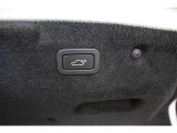 ボタンひとつでトランクリッドを自動閉鎖できるスイッチを備えています。荷物で手が塞がっている際や、高い位置まで手を伸ばさずに閉じられる利便性の高い快適装備です。