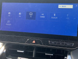 FM・AM・テレビのほか、交通情報やBluetooth、USBなどのメニューを画面から選べます。表示が項目ごとに整理されており、音楽や情報を利用する際も目的のメニューを見つけやすい構成です。