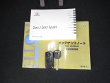 カギをバッグやポケットに入れたままでもドアロックの開閉やエンジン始動ができる『スマートキー』付き!暗くなってもキー穴を捜す必要が無くとっても便利ですから人気の装備です!
