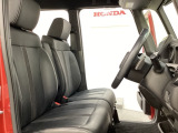 広い足元に肘掛けもついたゆったり座れるシートです。運転席と助手席の間が空いているため、助手席側への移動がスムーズです。交通量の多い道でも、助手席側から乗り降りができます。