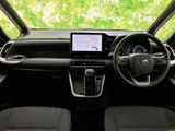 前方を見渡しやすい運転席まわりに、ナビ画面や操作部がまとまって配置されています。視線の移動を抑えながら目的地確認や各種操作がしやすく、毎日の移動をサポートします。