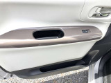 パワーウィンドウのスイッチですよ。運転席に居ながら窓を開け閉めのコントロールできますよ!ロック機能で、子供がイタズラして窓を開けるという事もなくなります!