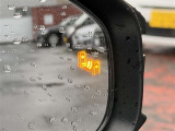 隣車線を走る車両をレーダーで検知し、ドアミラーでは確認しにくい後側方エリアに存在する車両に加え、急接近してくる車両も検知します。車両を検知するとドアミラーに搭載されたLEDインジケーターが点灯します。