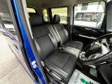 フロントシートです。運転席には座面の上下調節が可能なハイトアジャスターが装備されております。大きな痛み等が無く綺麗な状態です。