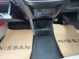 センターコンソールの下にも収納ボックスがあります!