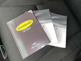 メンテナンスノート、取扱説明書です。 その車の整備記録が事細やかに記録されています。 車が生まれてから今までどのような道を歩んできたのか判るとても重要な物ですよ。