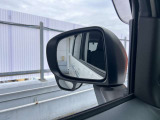 サイドアンダーミラーを搭載。路肩への幅寄せやバック駐車をサポート。