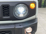 【LEDヘッドライト】悪天候や夜間走行時も良好な視界を確保し安心して運転できる高輝度LEDヘッドライトを装備!点灯速度が早く、消費電力も抑えられています。
